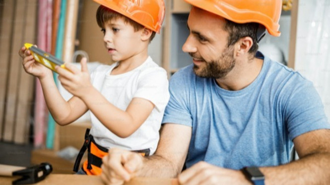 Ayah sebagai guru yang siap mengajar anak hal-hal baru