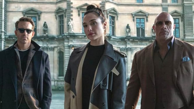 Ryan Reynolds, Gal Gadot, Dwayne Johnson dalam film Red Notice