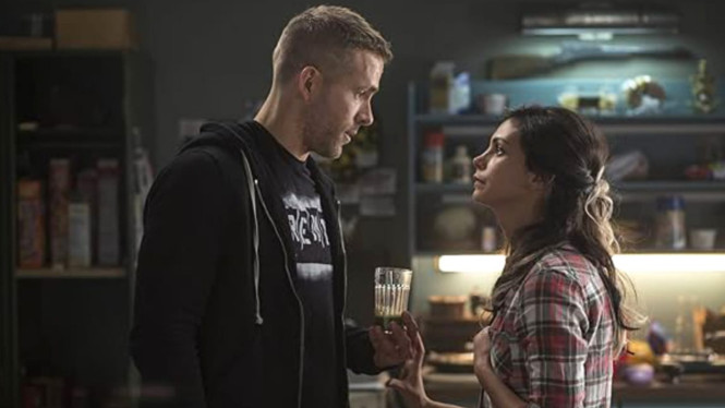Ryan Reynolds dan Morena Baccarin dalam film Deadpool