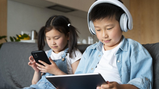 Anak Bersama Perangkat Digital