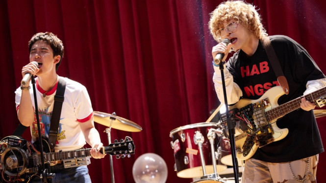 Doh Kyungsoo dan PENOMECO pada Music Video "DUMB"