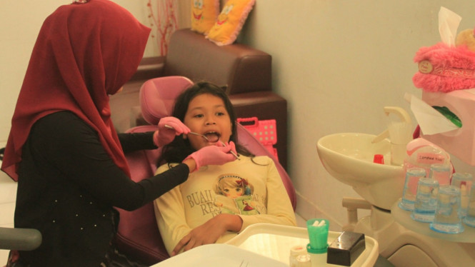 Merawat gigi anak sejak dini