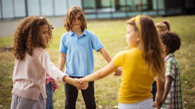 Ilustrasi anak-anak bermain bersama dengan teman sebaya-nya