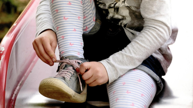 Ajari anak memakai sepatu sendiri sangat penting.