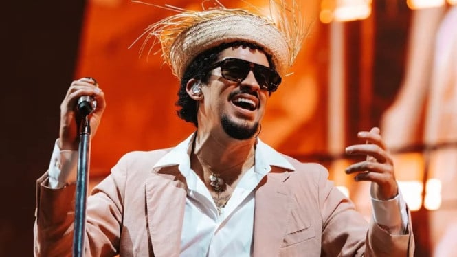 Bad Bunny saat tampil di konser