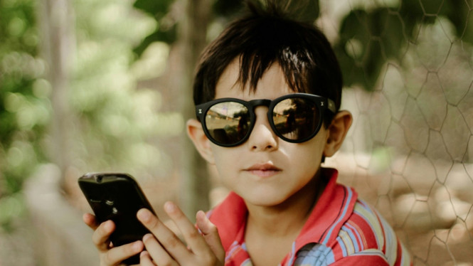 Mengajar bahaya oversharing di media sosial pada anak