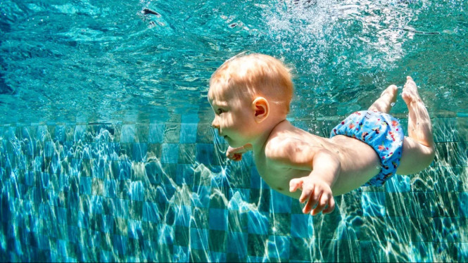 anak belajar berenang