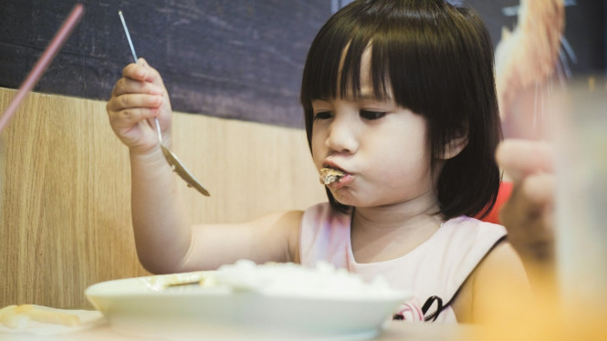 Mengajarkan table manner pada anak