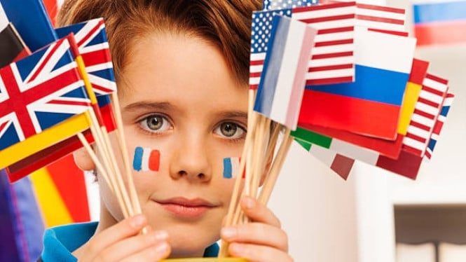 anak dengan beragam bendera dunia