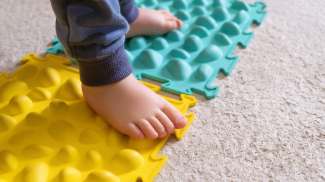 Ilustrasi balita sedang bermain sensory play