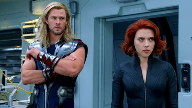 Chris Hemsworth dan Scarlett Johansson dalam The Avengers