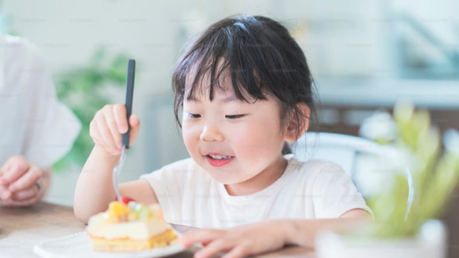 Anak kedua dapat makan sendiri