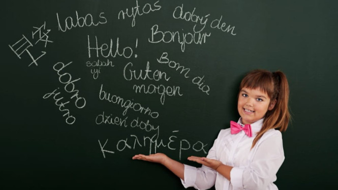 Seorang anak menunjukkan frasa bahasa asing