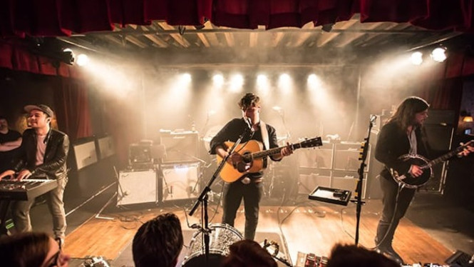 Mumford & Sons saat tampil di McKittrick Hotel New York Cit