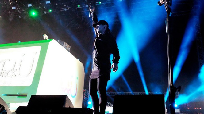 Skrillex saat tampil di Coachella 2016