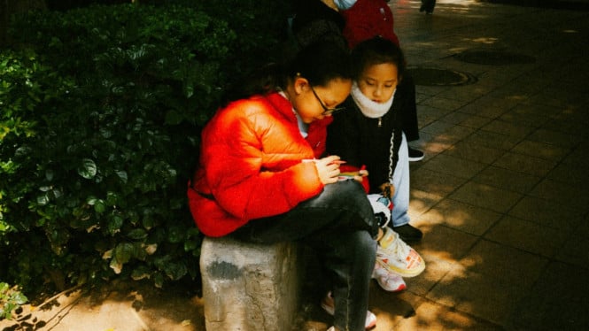 Anak-anak duduk menunggu