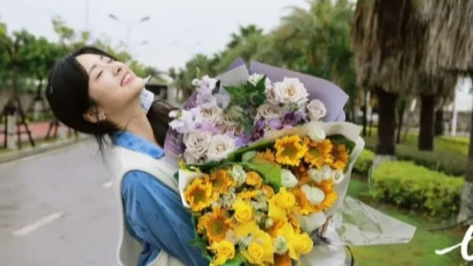 Shen Yue memainkan peran A Qi dalam drama “One Day In July”