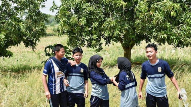 Sekelompok anak remaja sedang bermain bersama