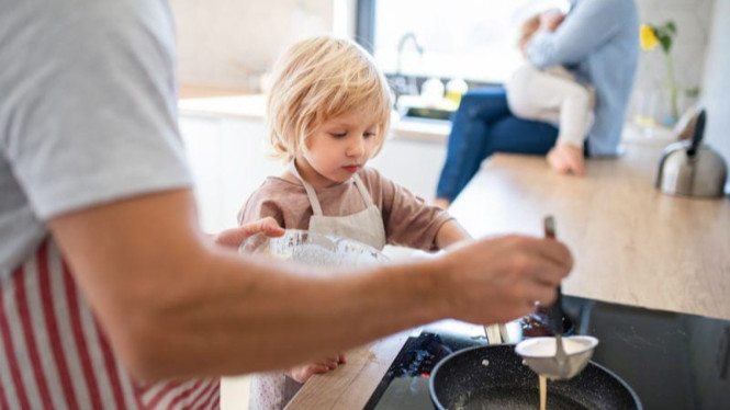 Keseruan memasak bersama si kecil