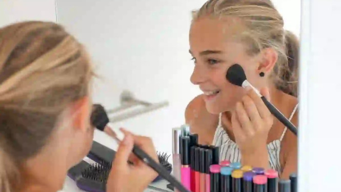 ilustrasi remaja putri menggunakan make up