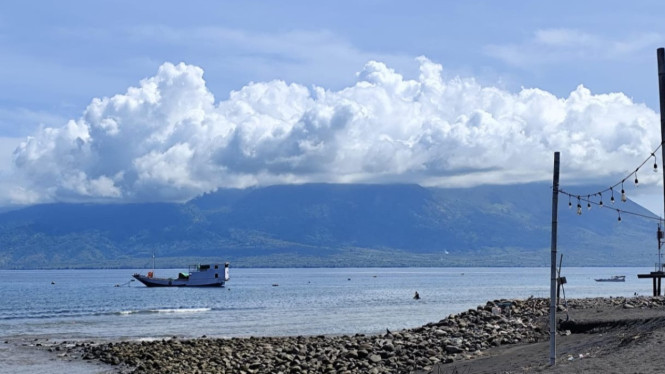 Gunung Sangeang Api di Kecamatan Wera Kabupaten Bima
