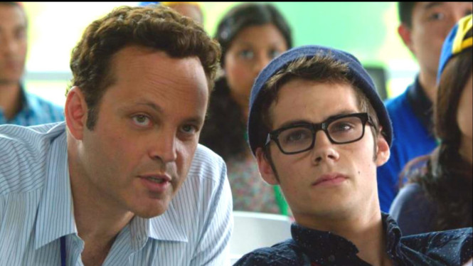 Vince Vaughn dan Dylan O'Brien dalam The Internship