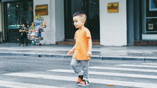 Anak menyeberang jalan