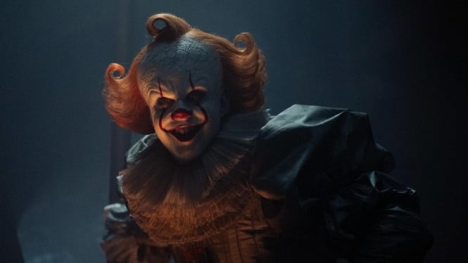Karakter Pennywise dalam serial "IT Welcome to Derry".