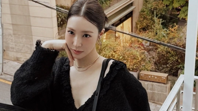 Tiffany Young with Testoni Kelly36 Bag Photo