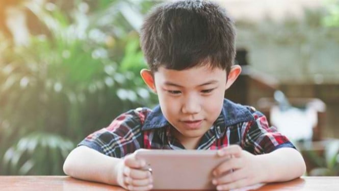 Anak bermain gadget