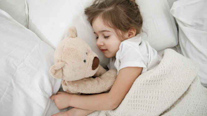 Selimut lembut atau boneka favorit membantu anak tidur lebih tenang