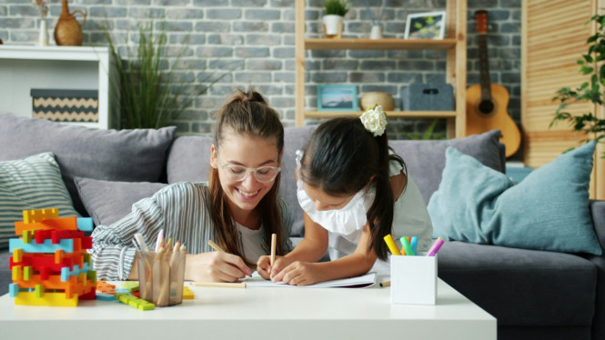 Ibu dan anak menggambar bersama