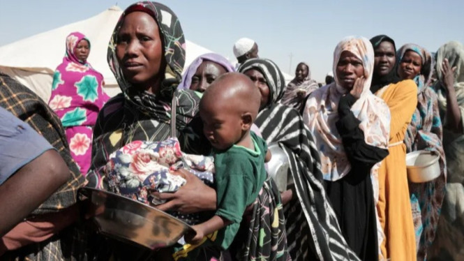 Rakyat Sudan sedang mengantri untuk mendapatkan bantuan makanan