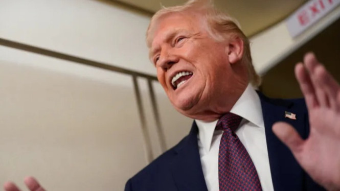 Trump sedang berbicara dengan media ketika akan menaiki pesawat