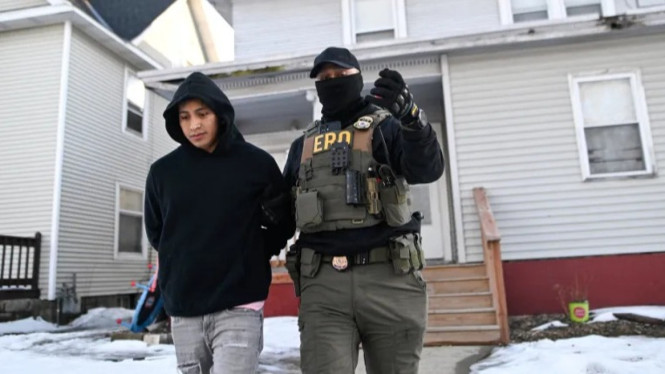 Agen ICE menahan seorang warga Minneapolis