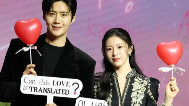 Kim Seon-Ho (kiri) dan Go Youn-Jung dalam press conference di Seoul.