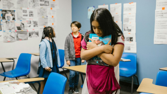 Cyberbullying dapat dialami oleh siapa saja, termasuk anak-anak.