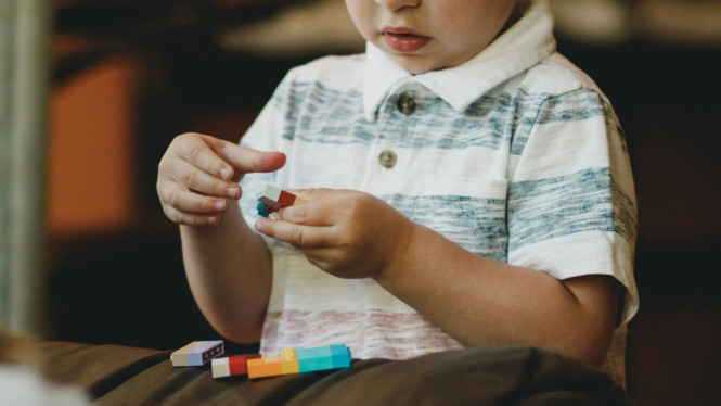 Anak kecil bermain lego