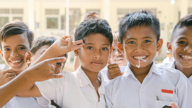 Ilustrasi anak-anak sedang sekolah dengan semangat