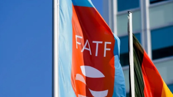 Bendera berlogo FATF terlihat di sebelah bendera Jerman