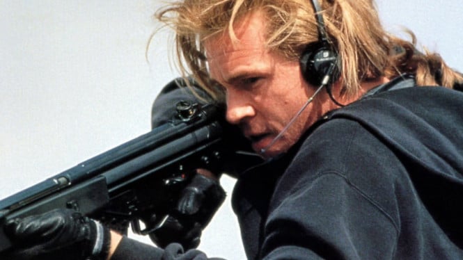 Val Kilmer sedang membidik dengan senjatanya pada film Heat.