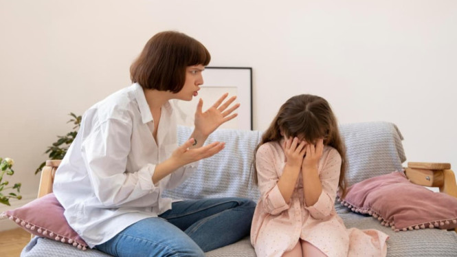 Seorang Ibu Memarahi Anak perempuannya
