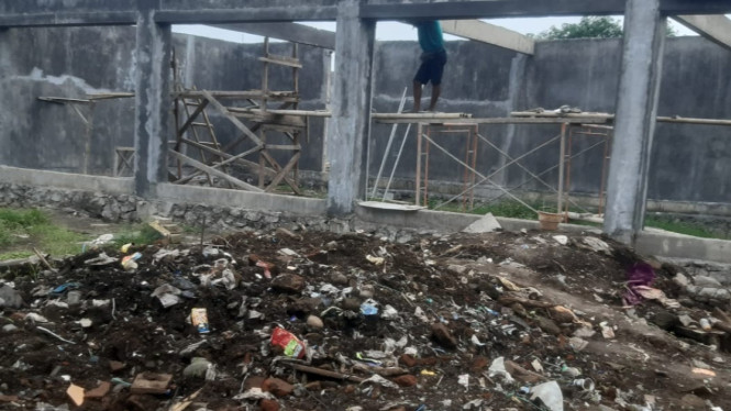Pekerja minim dan Tanah uruk dipenuhi sampah di KDMP Bajulmati