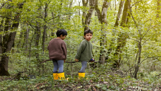 Kegiatan di hutan bersama anak