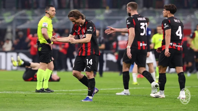 Luka Modrić merayakan kemenangan AC Milan.