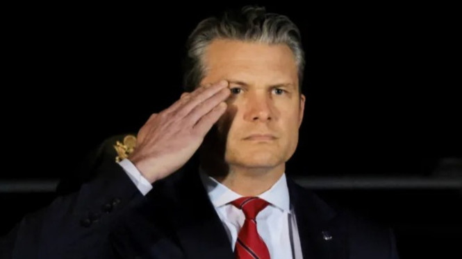 Menteri Pertahanan Pete Hegseth memberi hormat
