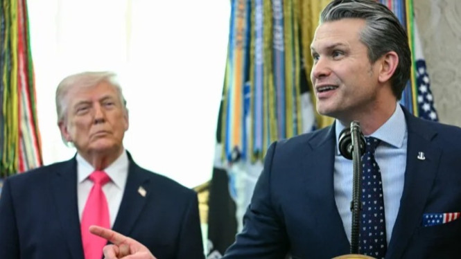 Presiden Donald Trump memperhatikan Menteri Pertahanan Pete Hegseth