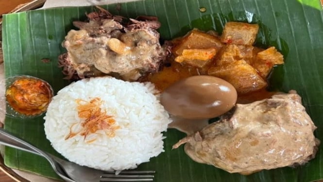 Gudeg khas Yogyakarta memiliki cita rasa gurih dan manis dari kuah areh dengan santan kental. Makanan ini sangat direkomendasikan.