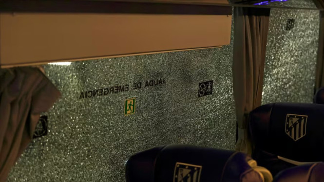 Kaca bus Atlético Madrid pecah berantakan setelah dilempar suporter Barcelona menjelang pertandingan.