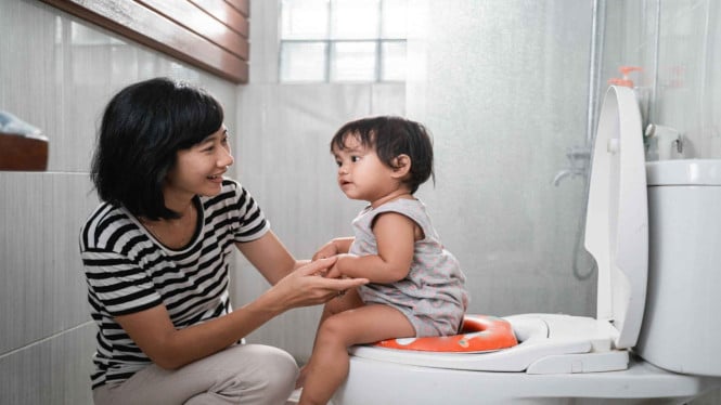 Ajarkan anak toilet training dengan sabar dan konsisten